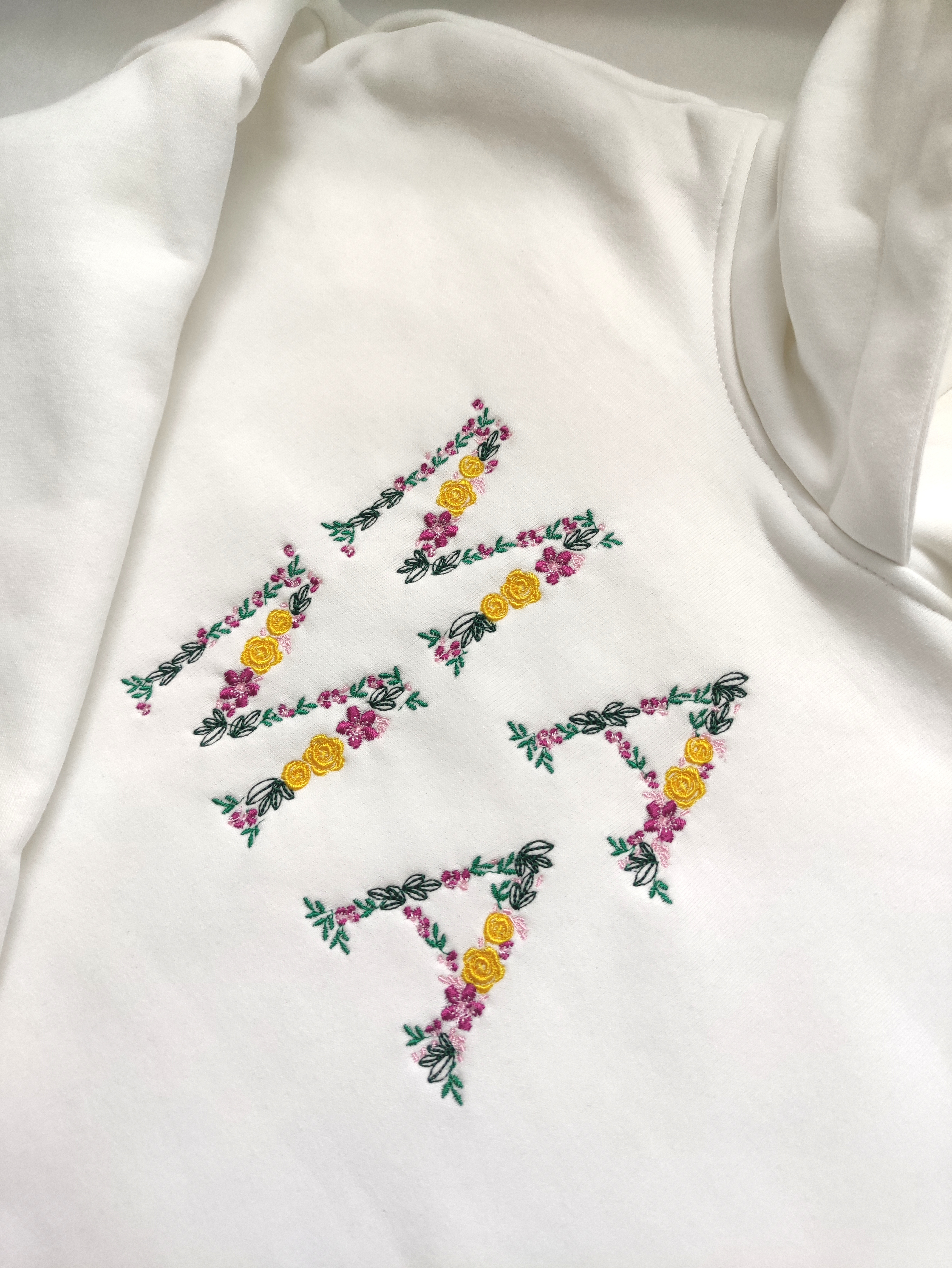 Džemperis su siuvinėtu gėlių užrašu MAMA