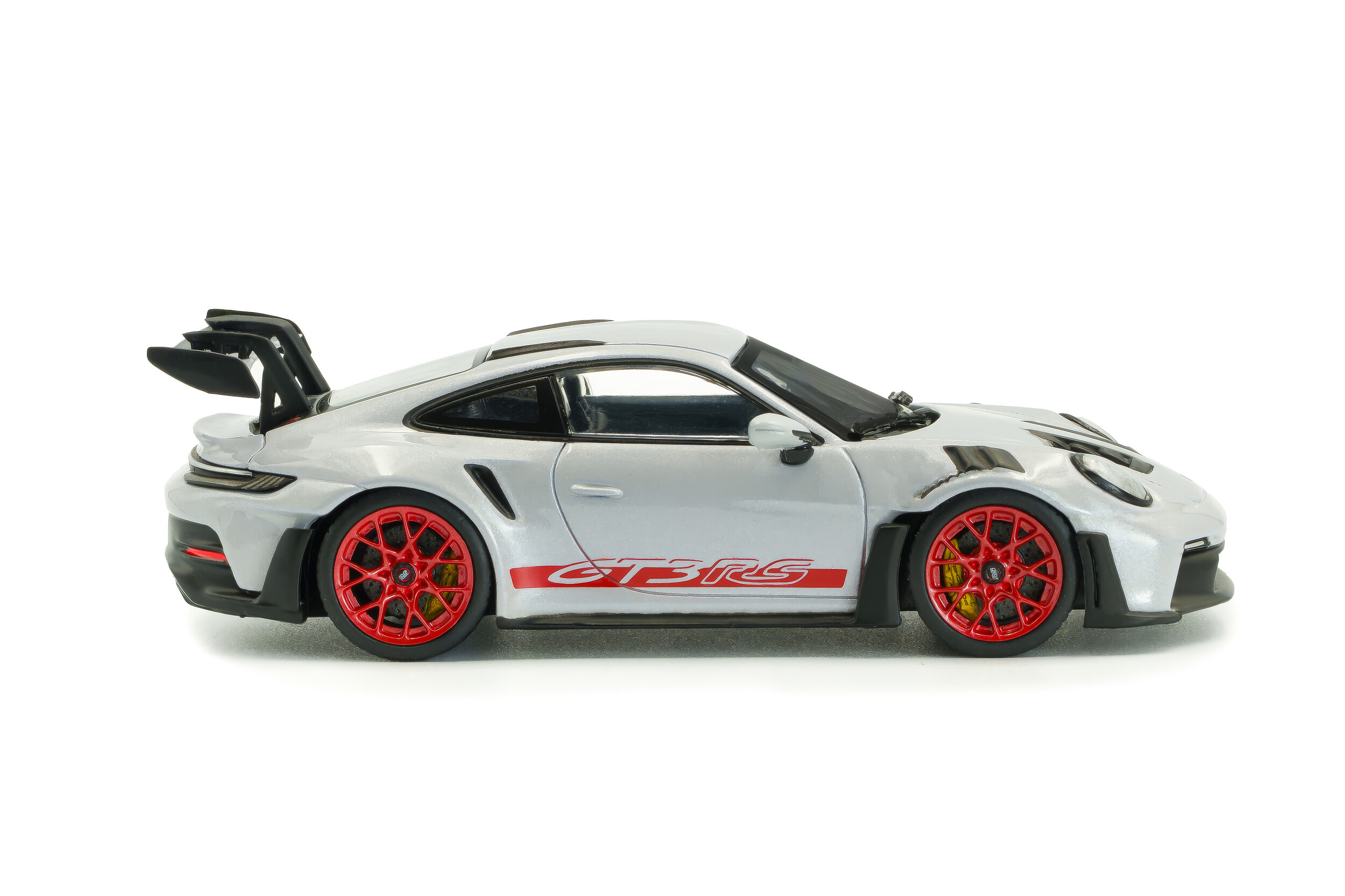 Porsche 911 (992) GT3 RS – Cinza Gelo Metálico com Vermelho Pyro – 2023 