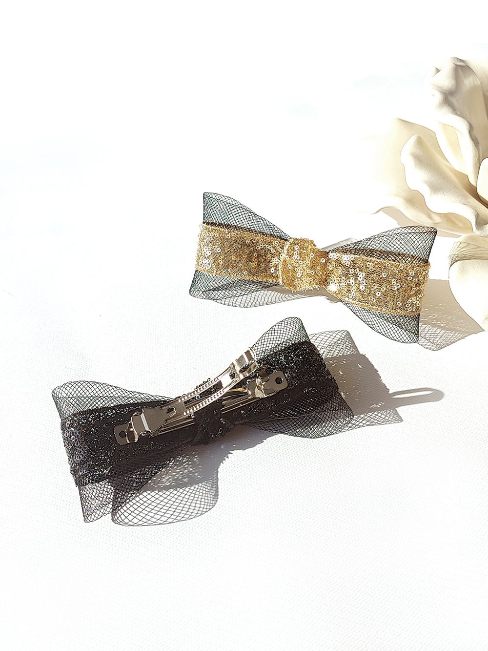 Juodas plaukų segtukas su blizgiais žvyneliais