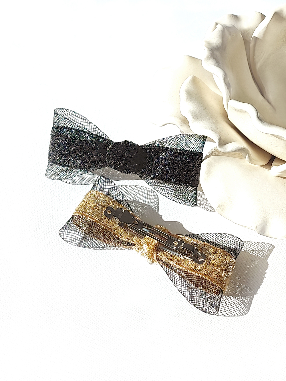 Aukso spalvos segtukas su blizgiais žvyneliais