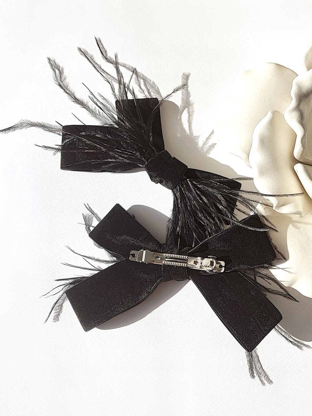 Juodas veliūrinis kaspinas su plunksnomis