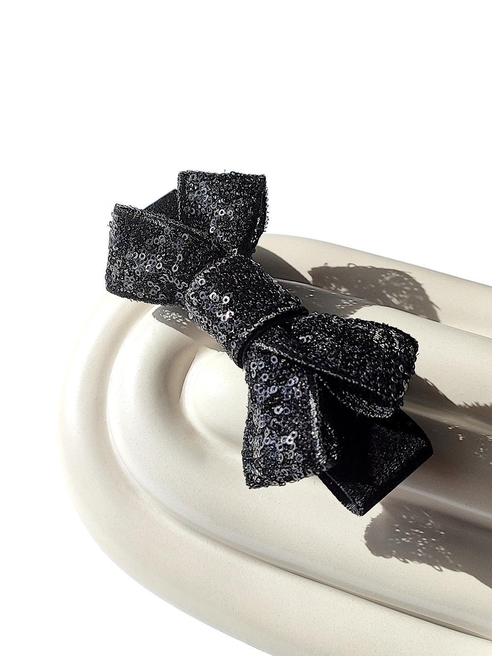 Segtukas - kaspinėlis su žvyneliais, Juodas