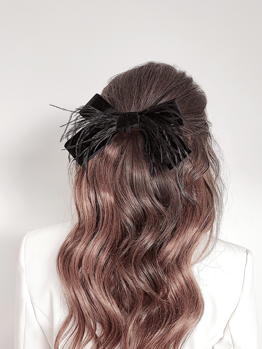 Juodas veliūrinis kaspinas su plunksnomis