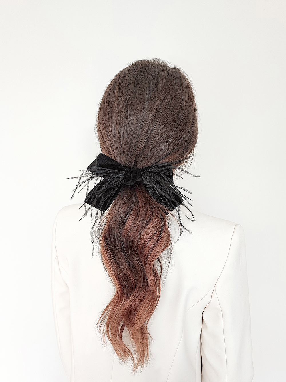 Juodas veliūrinis kaspinas su plunksnomis