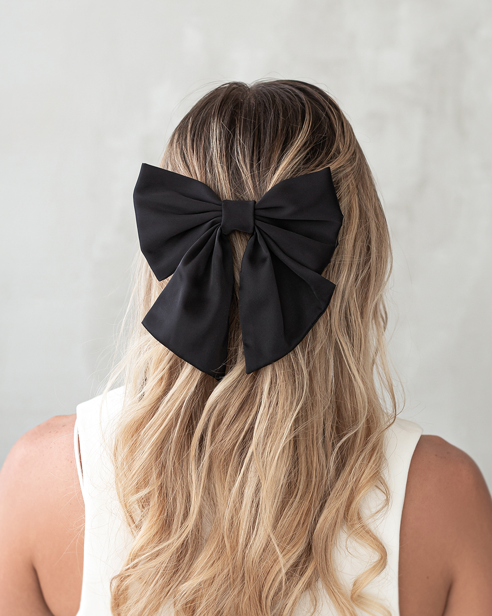 Juodas dirbtinio šilko kaspinas plaukams