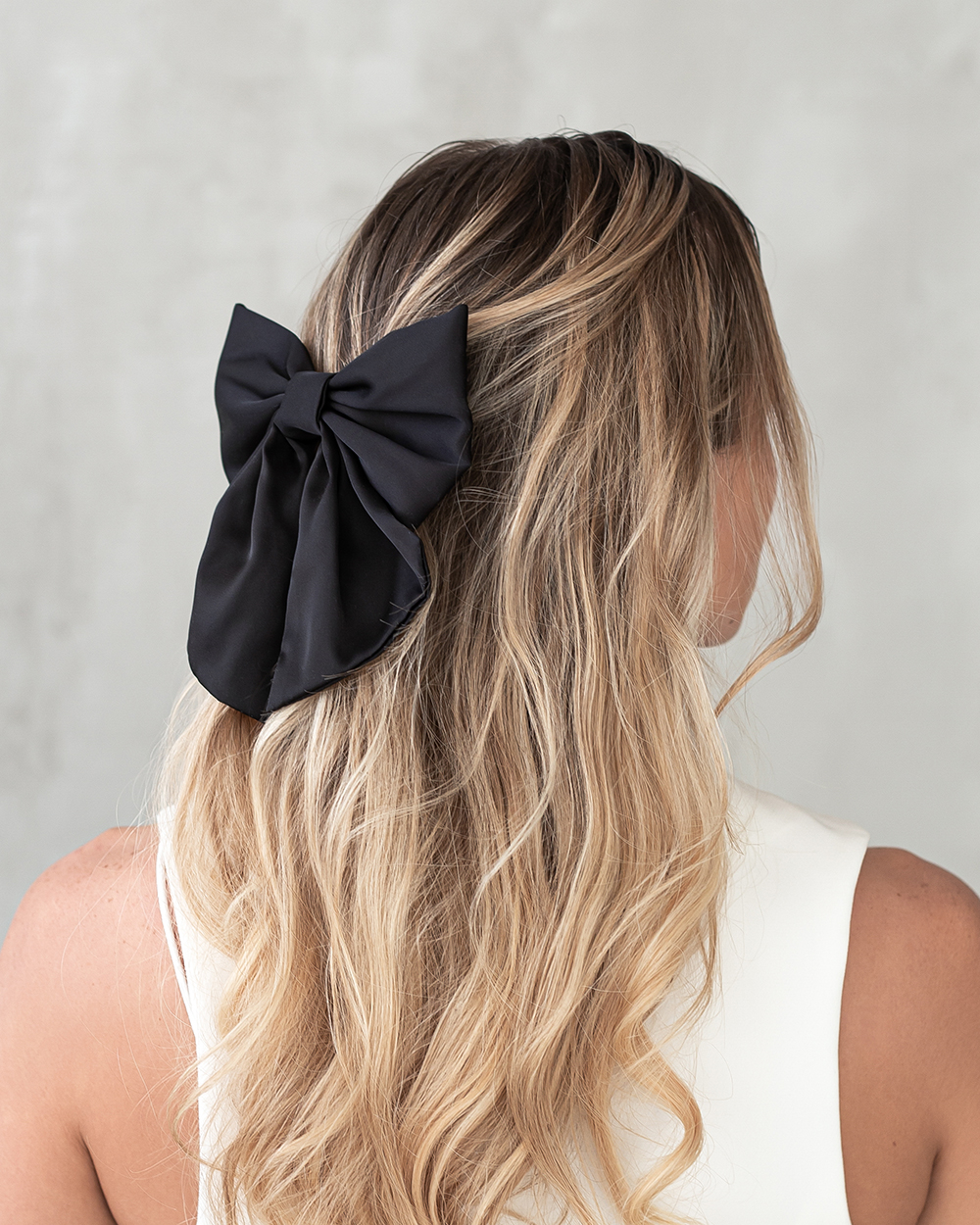 Juodas dirbtinio šilko kaspinas plaukams