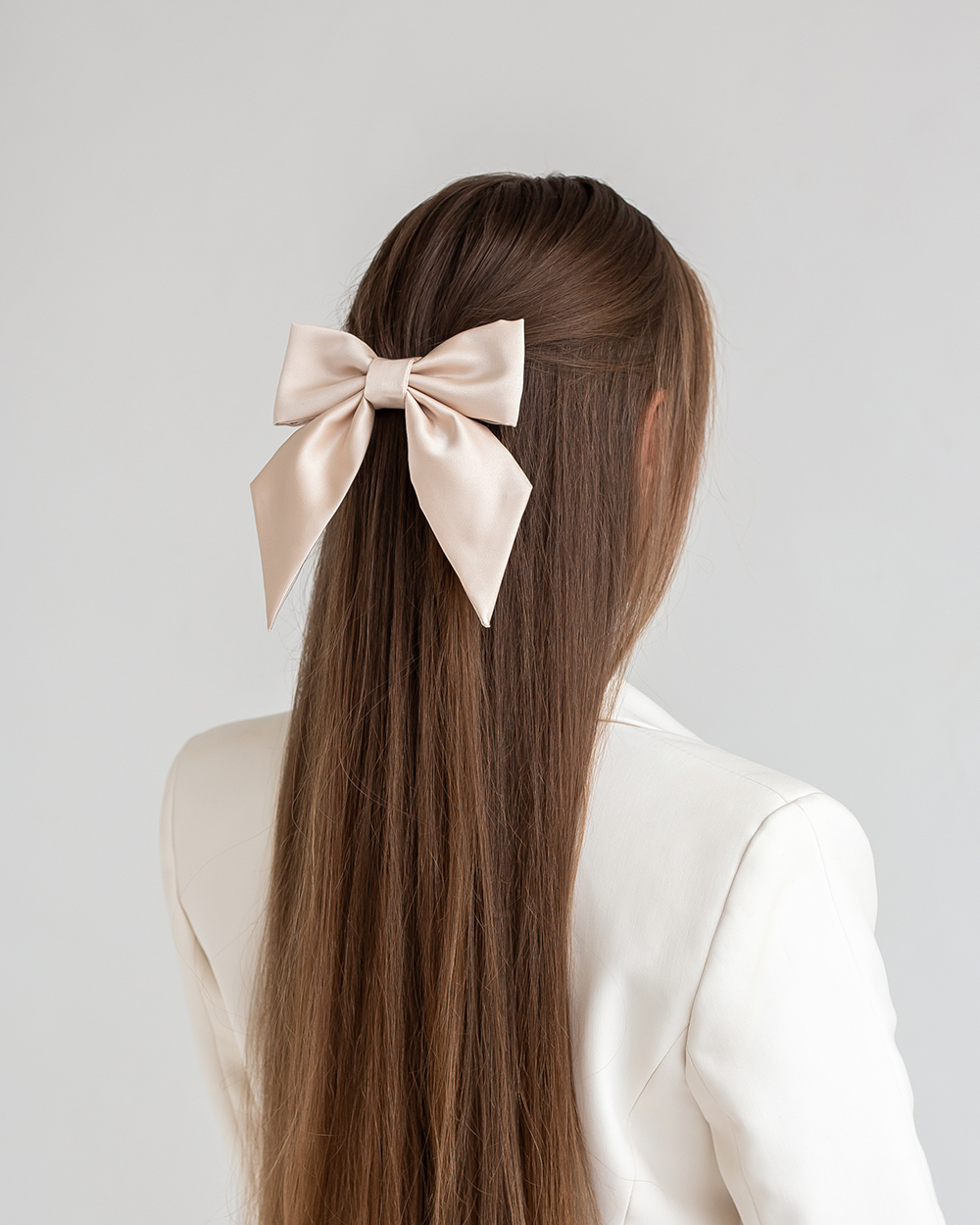 Satino kaspinas plaukams, Nude