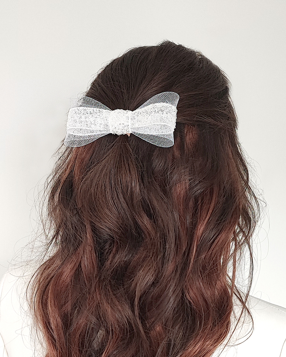 Baltas segtukas su blizgiais žvyneliais