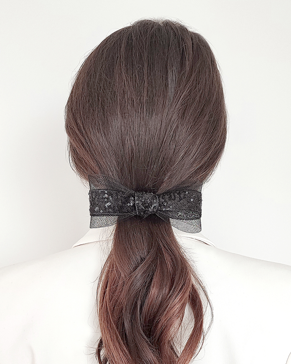 Juodas plaukų segtukas su blizgiais žvyneliais