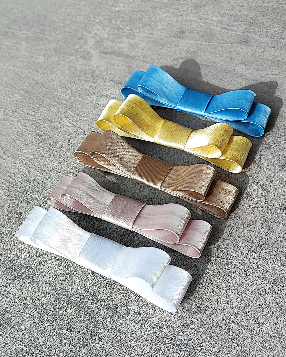 Satino segtukas, kelios spalvos