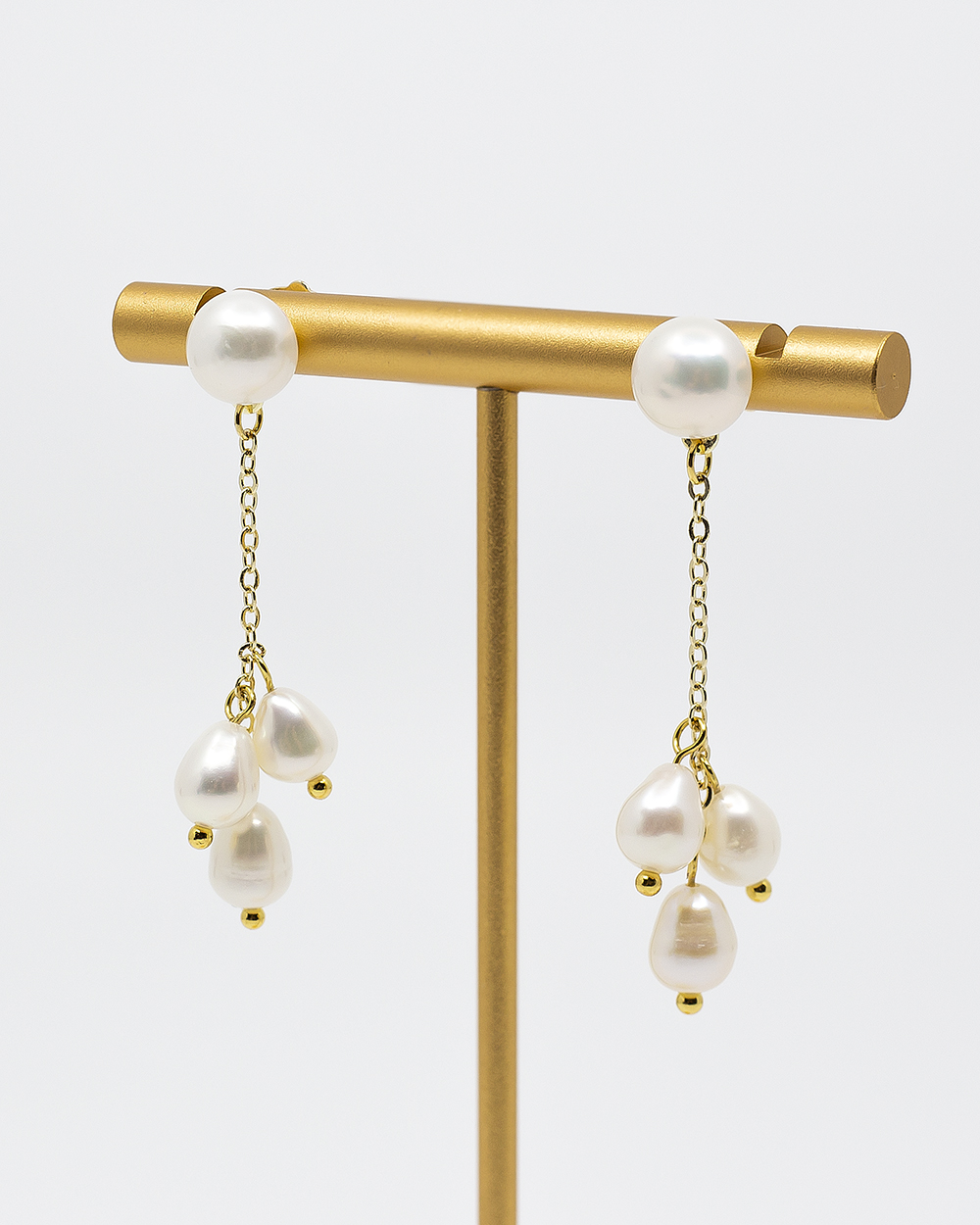 Kabantys auskarai su perlais