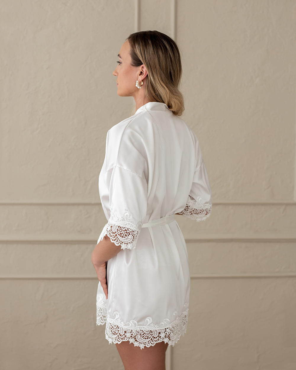 Chalatas su nėriniais