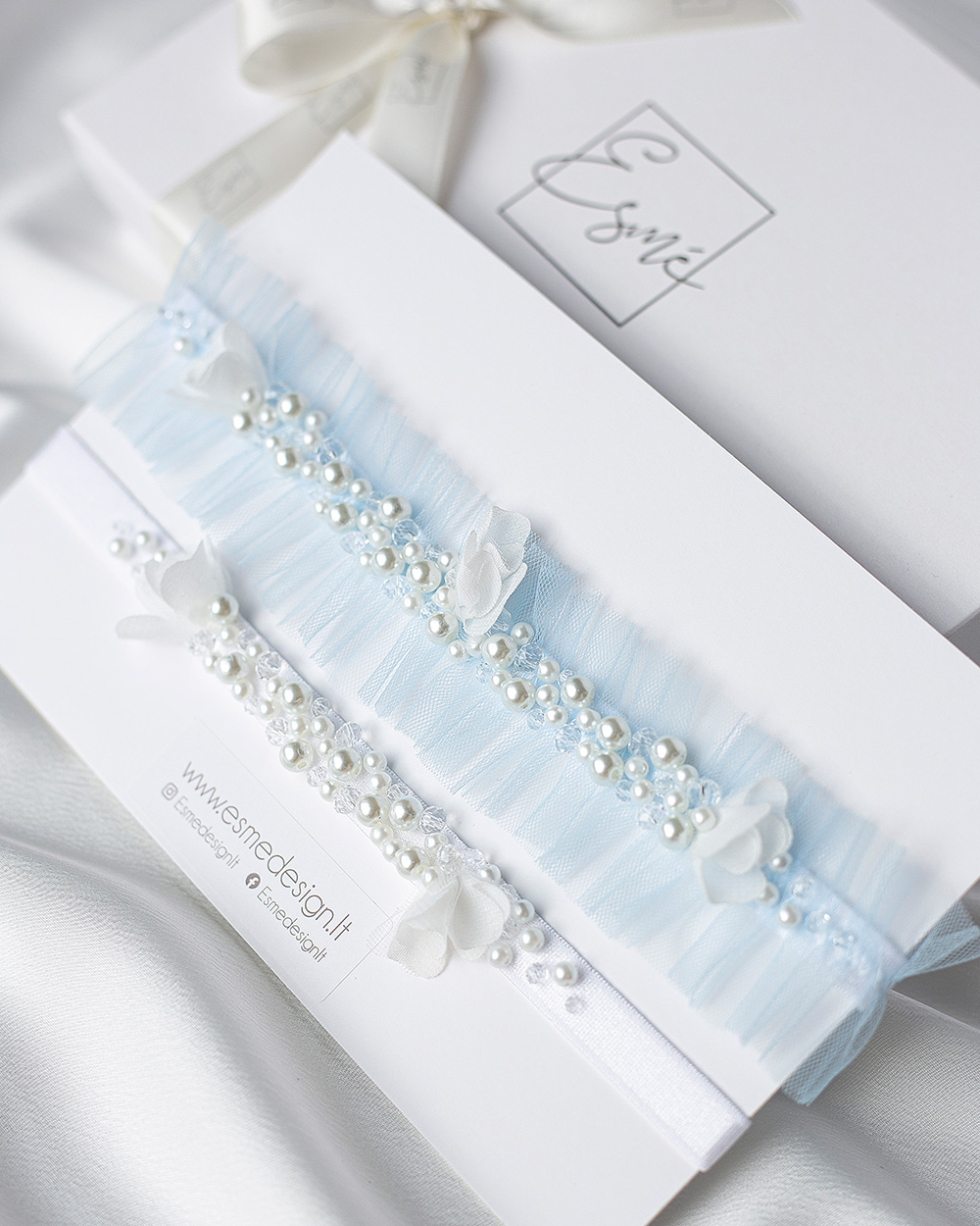 Mėlyno tiulio keliaraištis su perlais