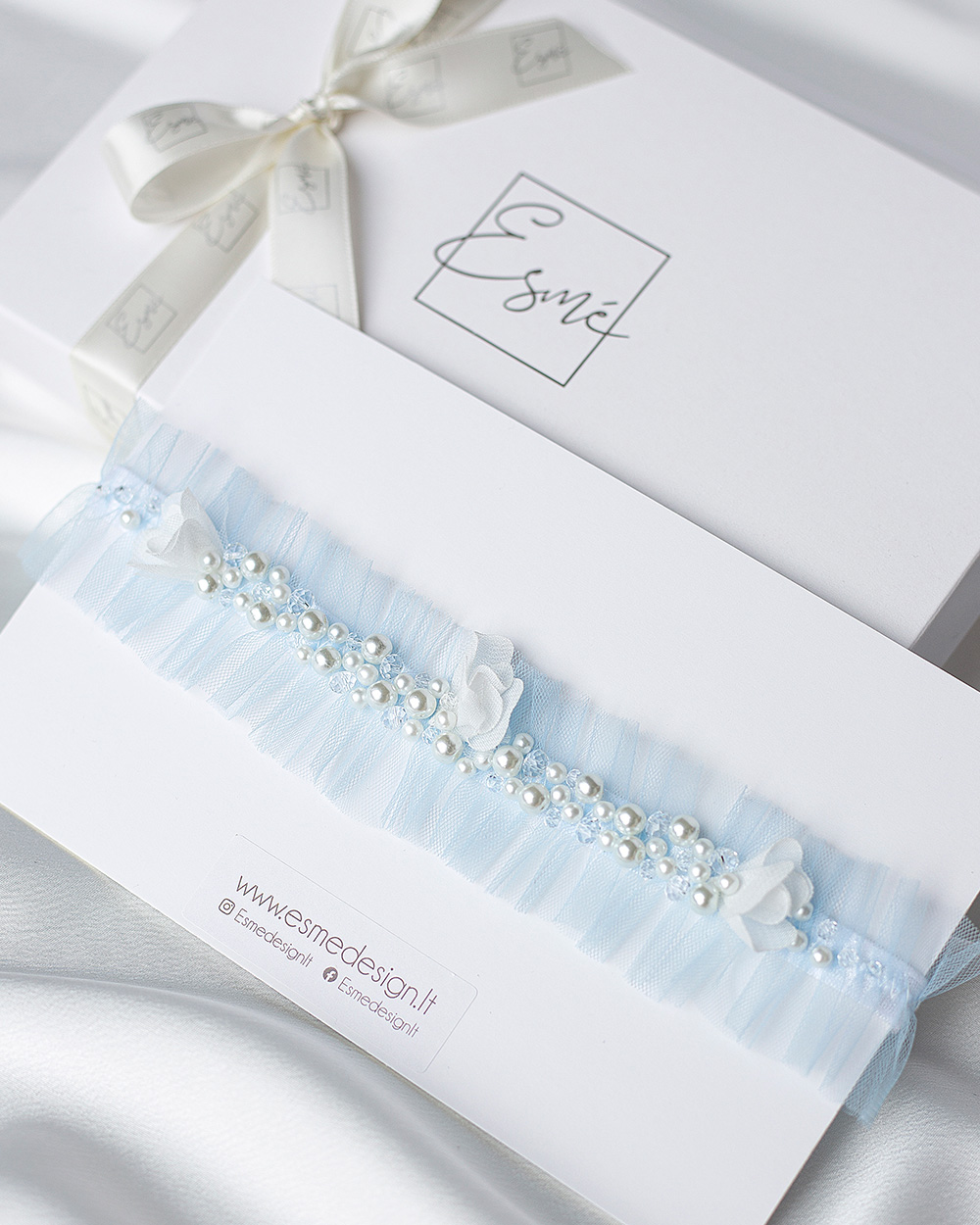 Mėlyno tiulio keliaraištis su perlais