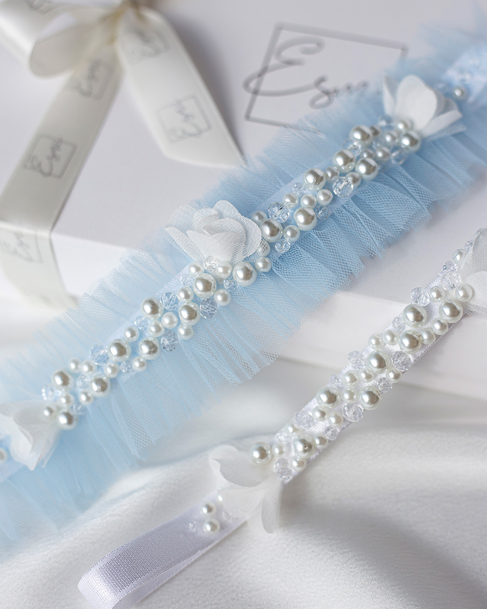 Mėlyno tiulio keliaraištis su perlais