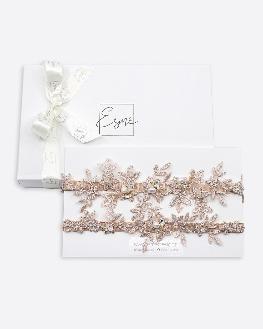 Keliaraištis su perlais ir kristalais, Nude