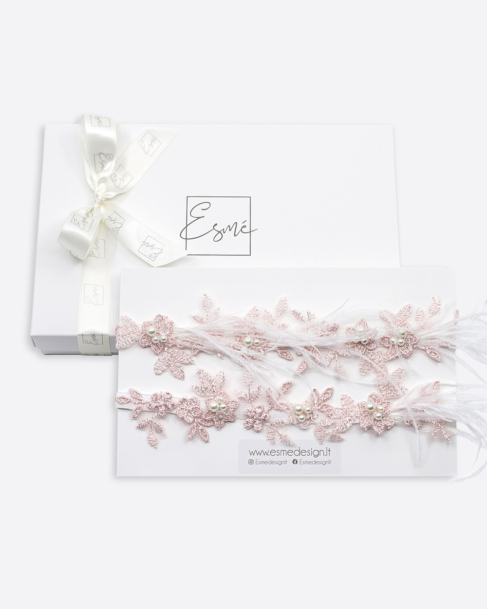 Rožinis gėlėtų nėrinių keliaraištis su plunksnomis