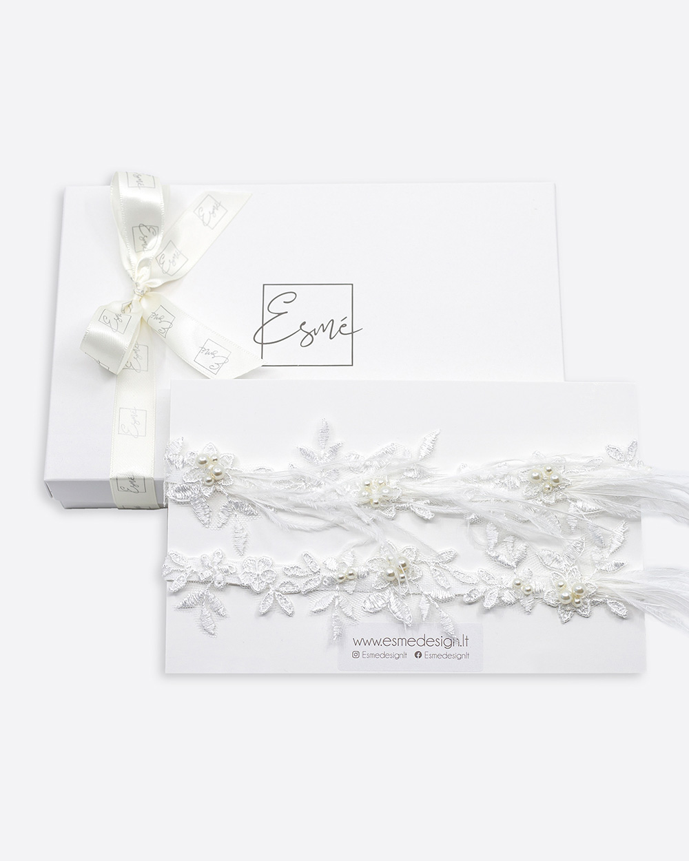 Gėlėtų nėrinių keliaraištis su plunksnomis