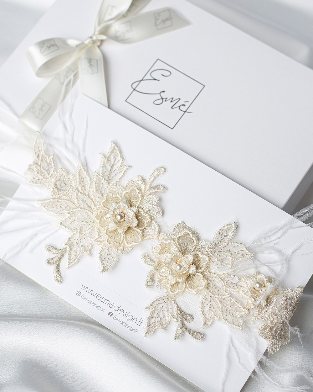 Keliaraištis su plunksnomis, Šampaninis