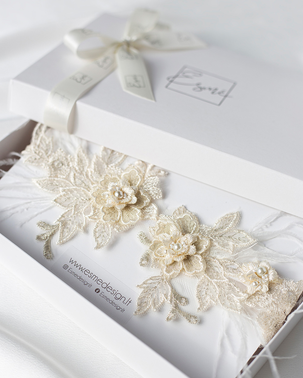 Keliaraištis su plunksnomis, Šampaninis