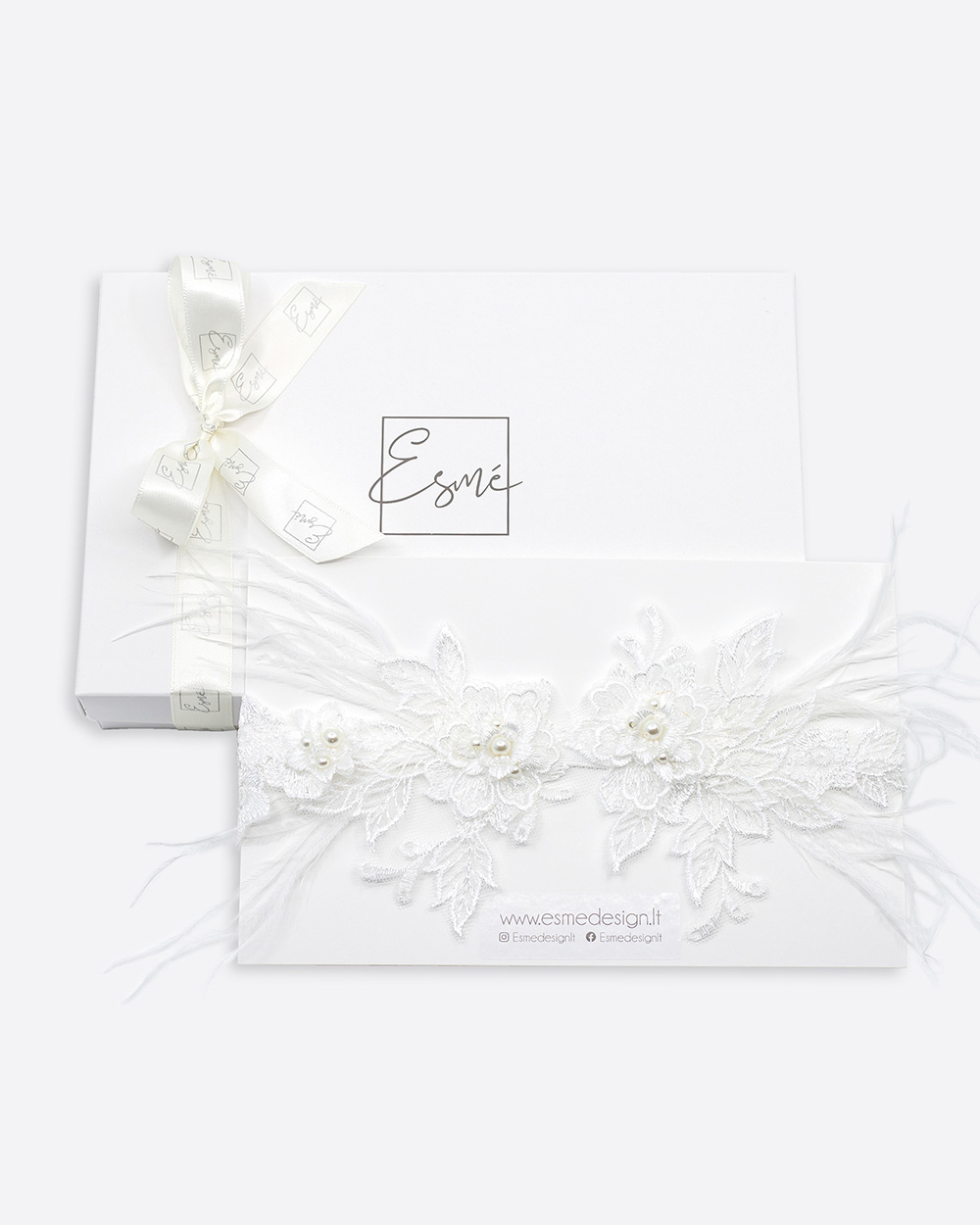 Keliaraištis su plunksnomis, Milk White