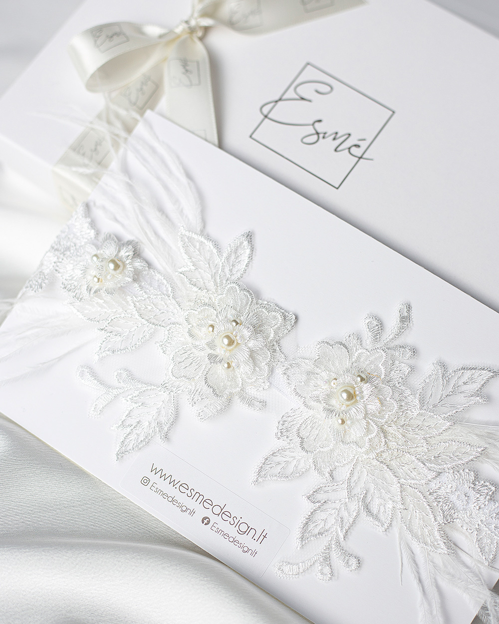 Keliaraištis su plunksnomis, Milk White