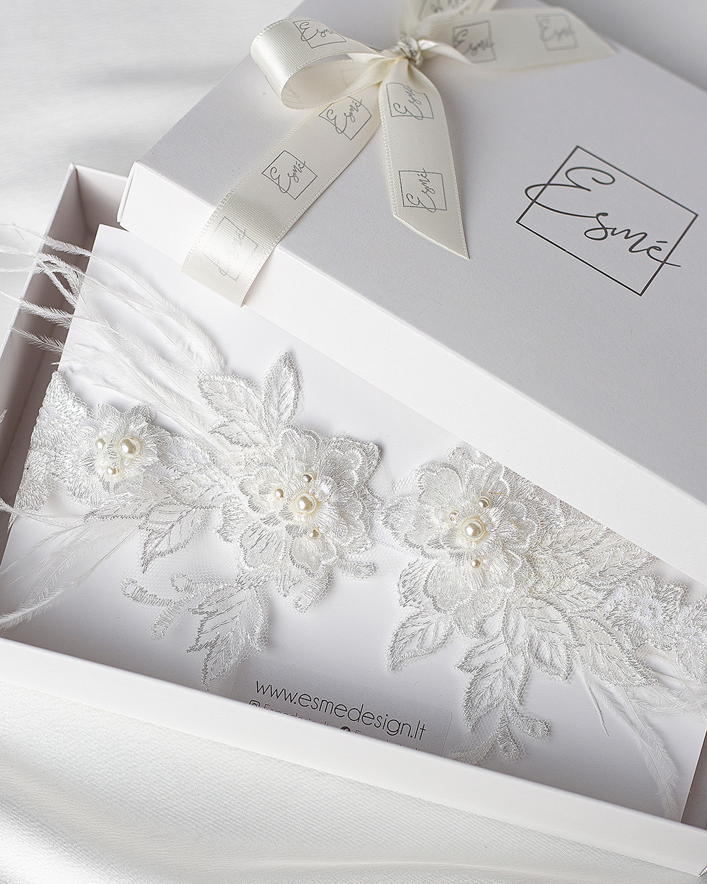 Keliaraištis su plunksnomis, Milk White