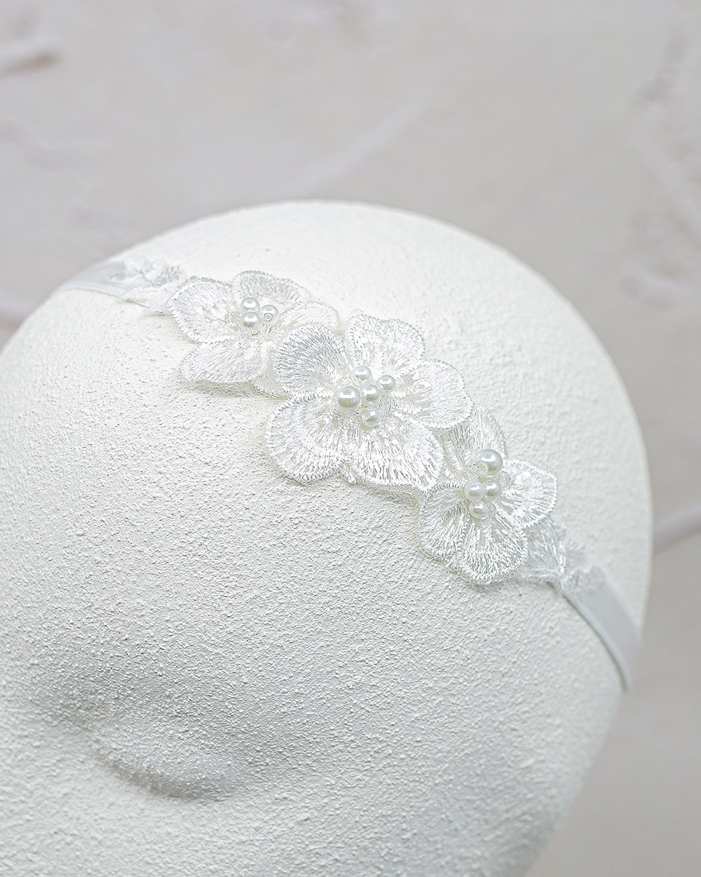 Krikšto žvakės ir galvajuostės rinkinys su nėrinių gėlėmis