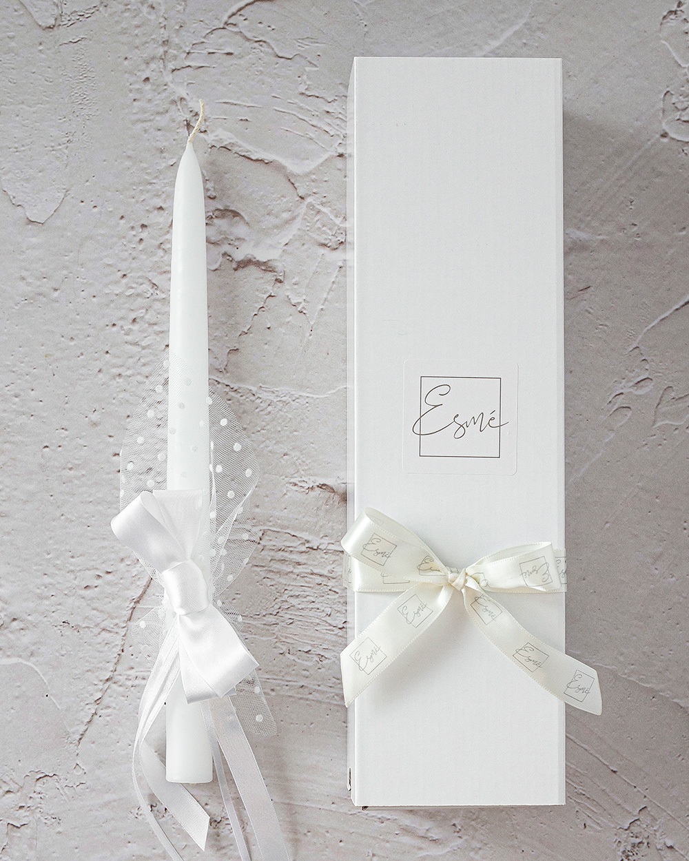 Krikšto žvakė su taškuotu tiuliu ir kaspinu