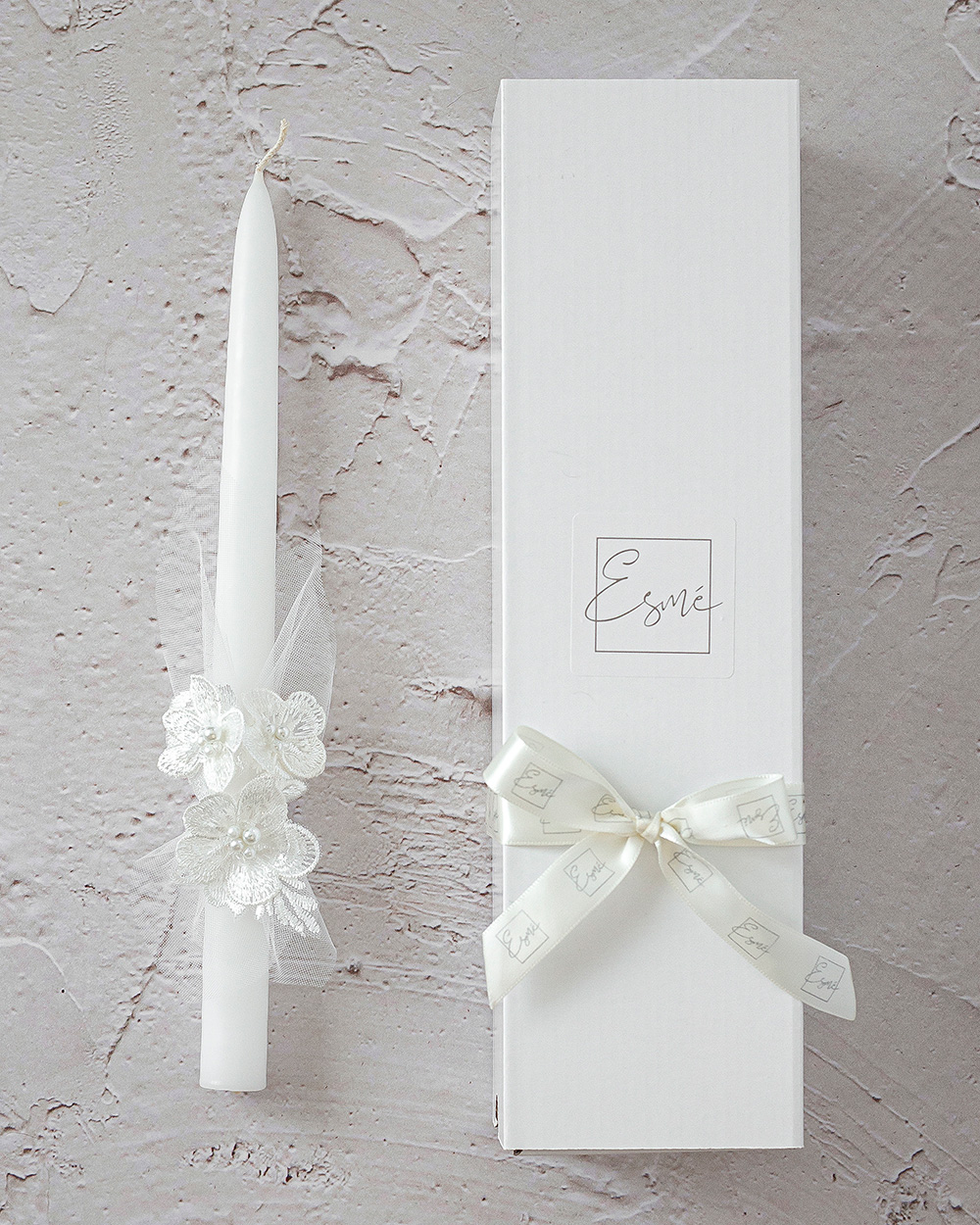 Krikšto žvakė su nėrinių gėlėmis