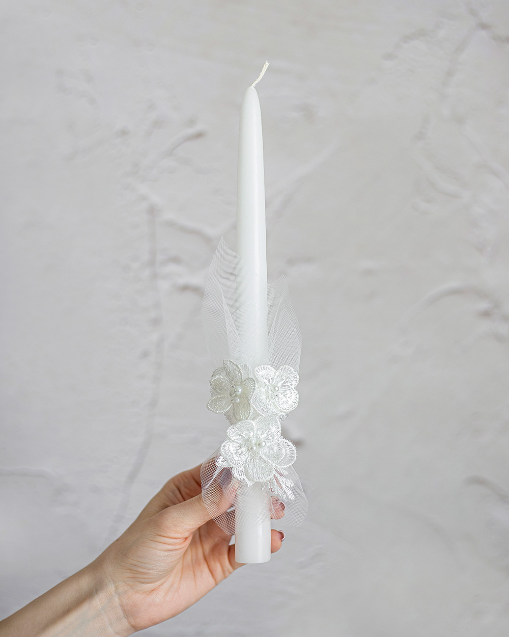 Krikšto žvakė su nėrinių gėlėmis