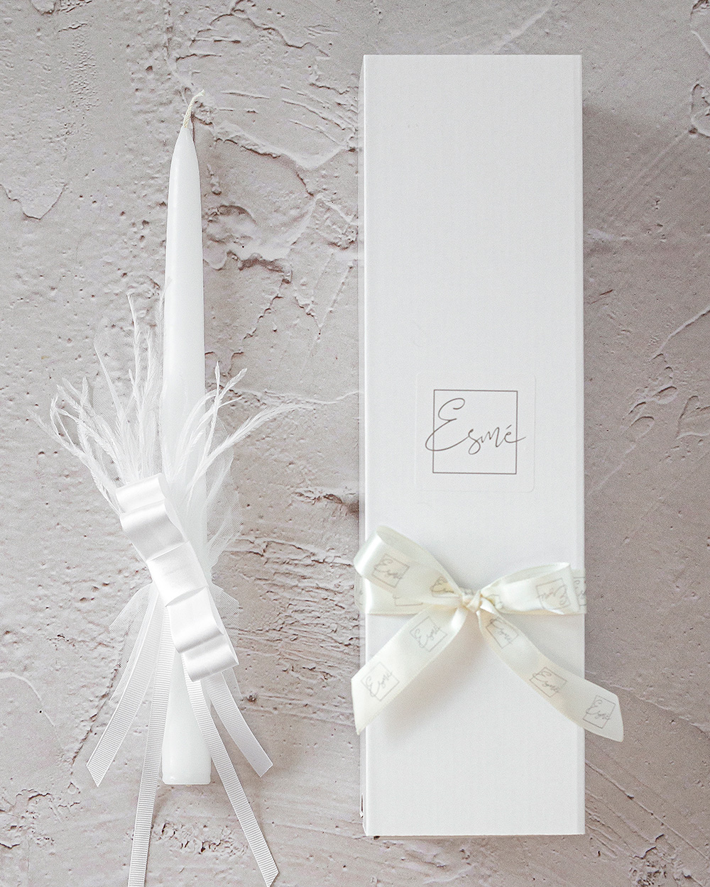 Krikšto žvakė su plunksnomis