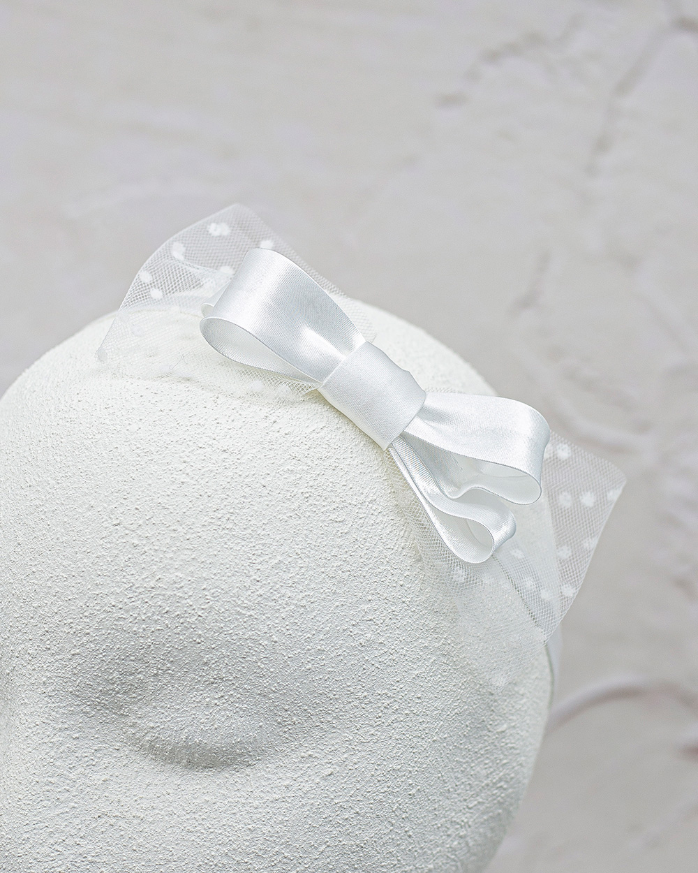 Galvajuostė su taškuoto tiulio kaspinu