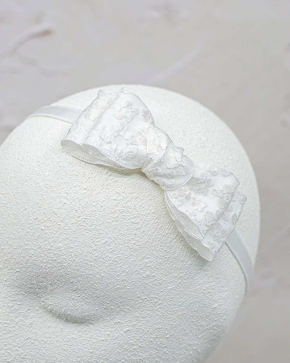 Galvajuostė su gėlėtu kaspinu