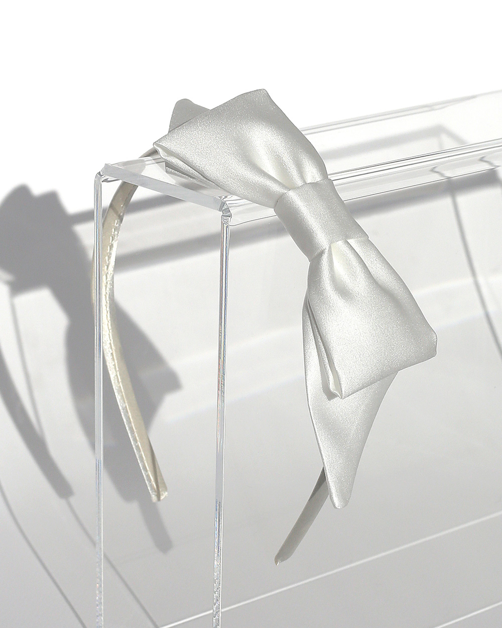 Lankelis su satino kaspinu, Milk White