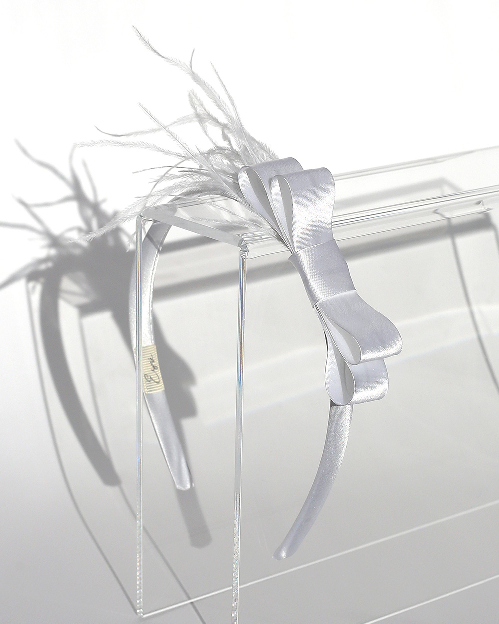 Lankelis su kaspinu ir plunksnomis