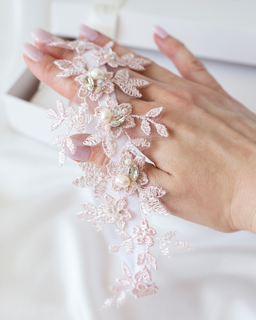 Gėlėtų nėrinių keliaraištis su perlais ir kristalais, Rožinis