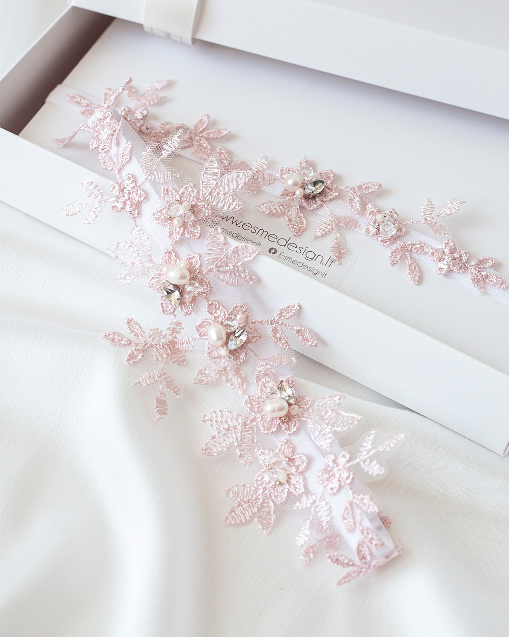 Gėlėtų nėrinių keliaraištis su perlais ir kristalais, Rožinis