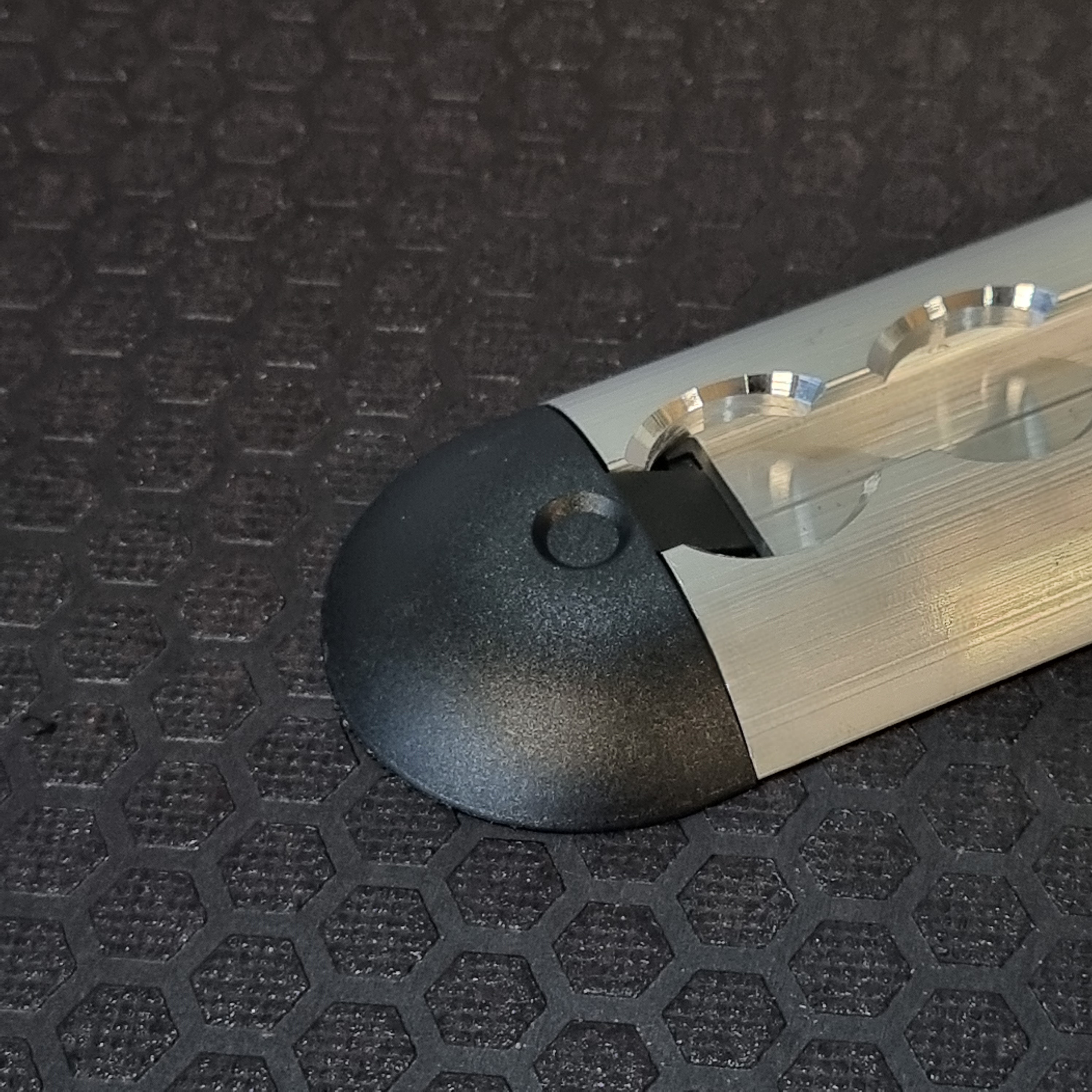 Juodas dangtelis skirtas 1 varianto Airline juostai - 2 vienetai komplekte