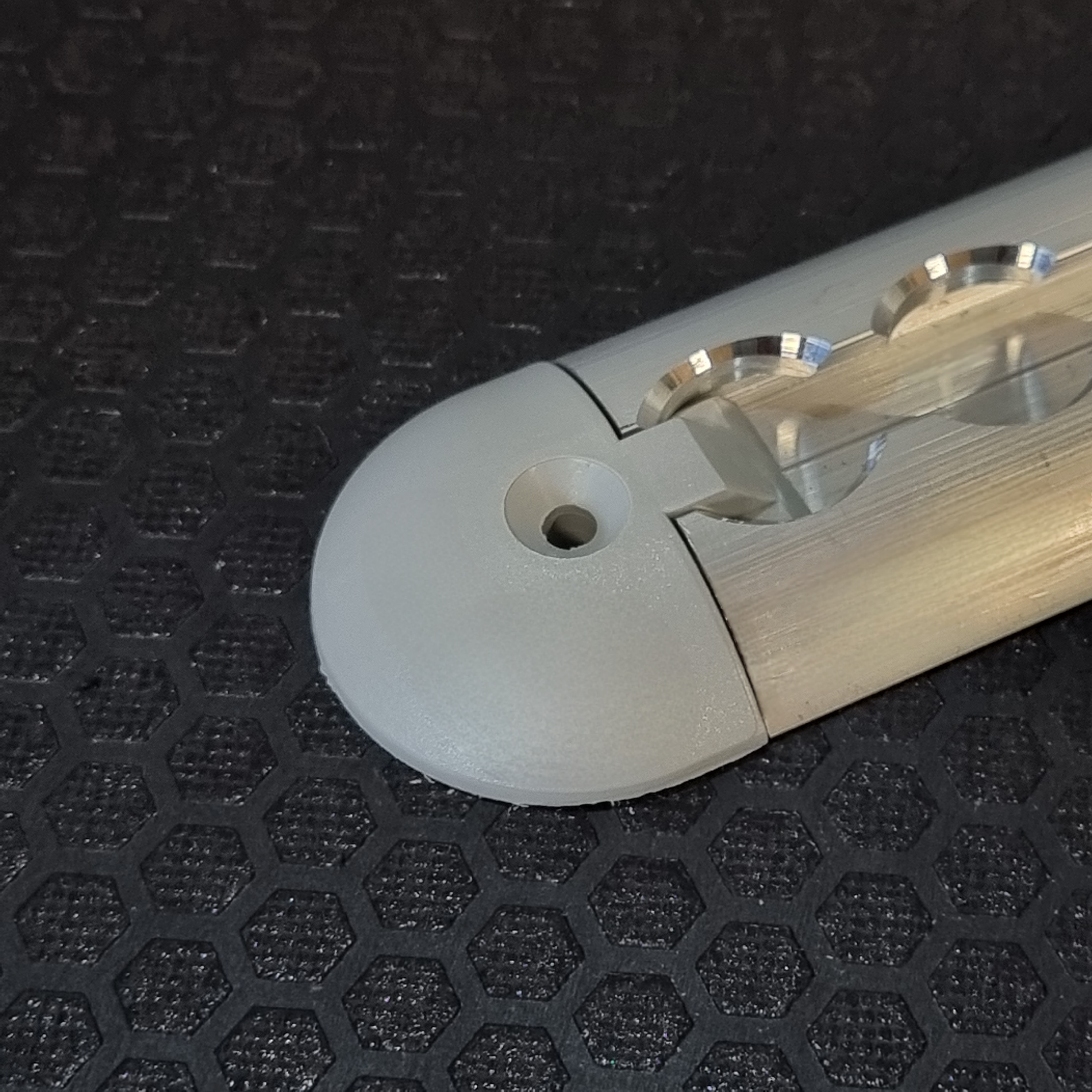 Pilkas dangtelis skirtas 1 varianto Airline juostai - 2 vienetai komplekte