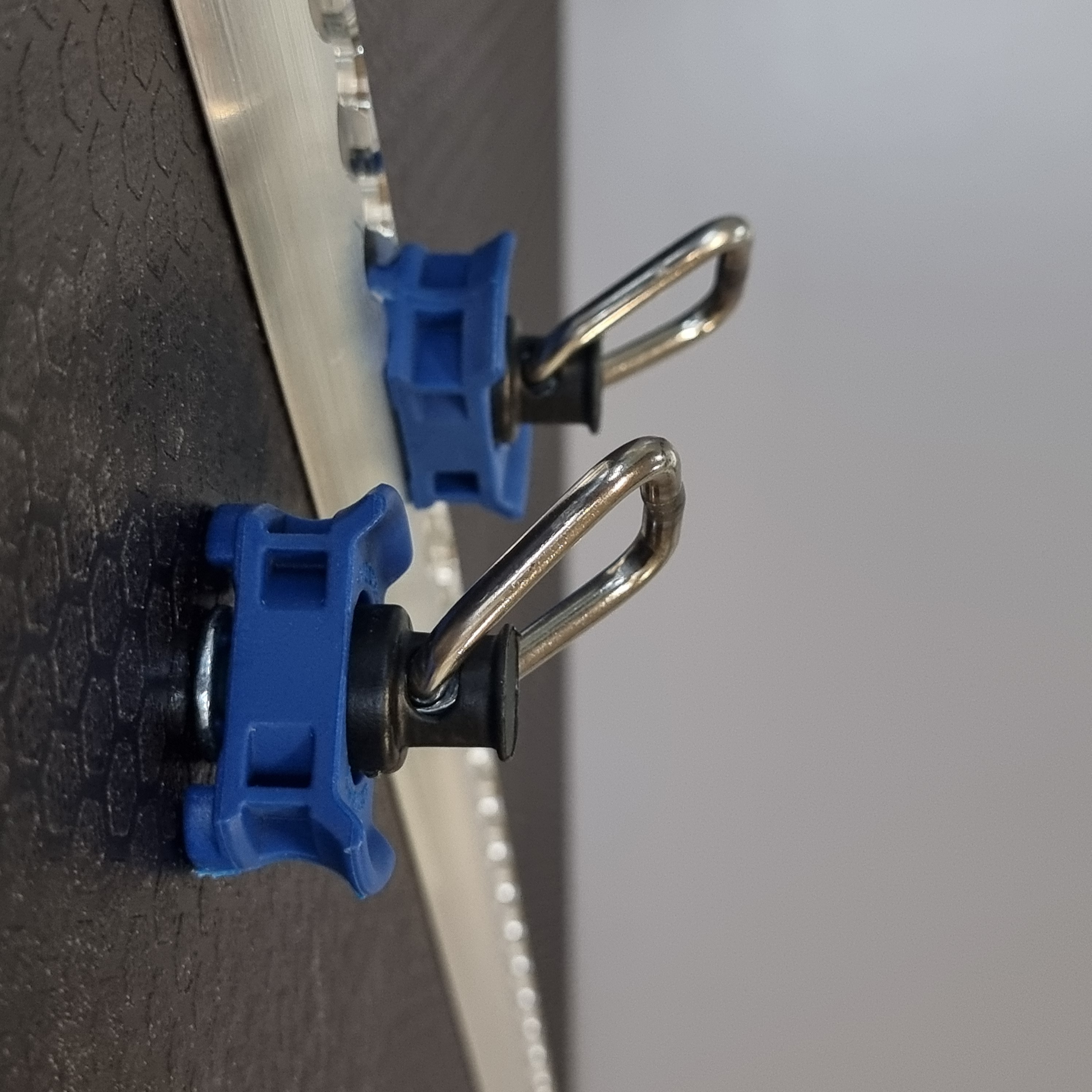 Airline juostai skirtas tvirtinimo taškas, dengtas plastiku