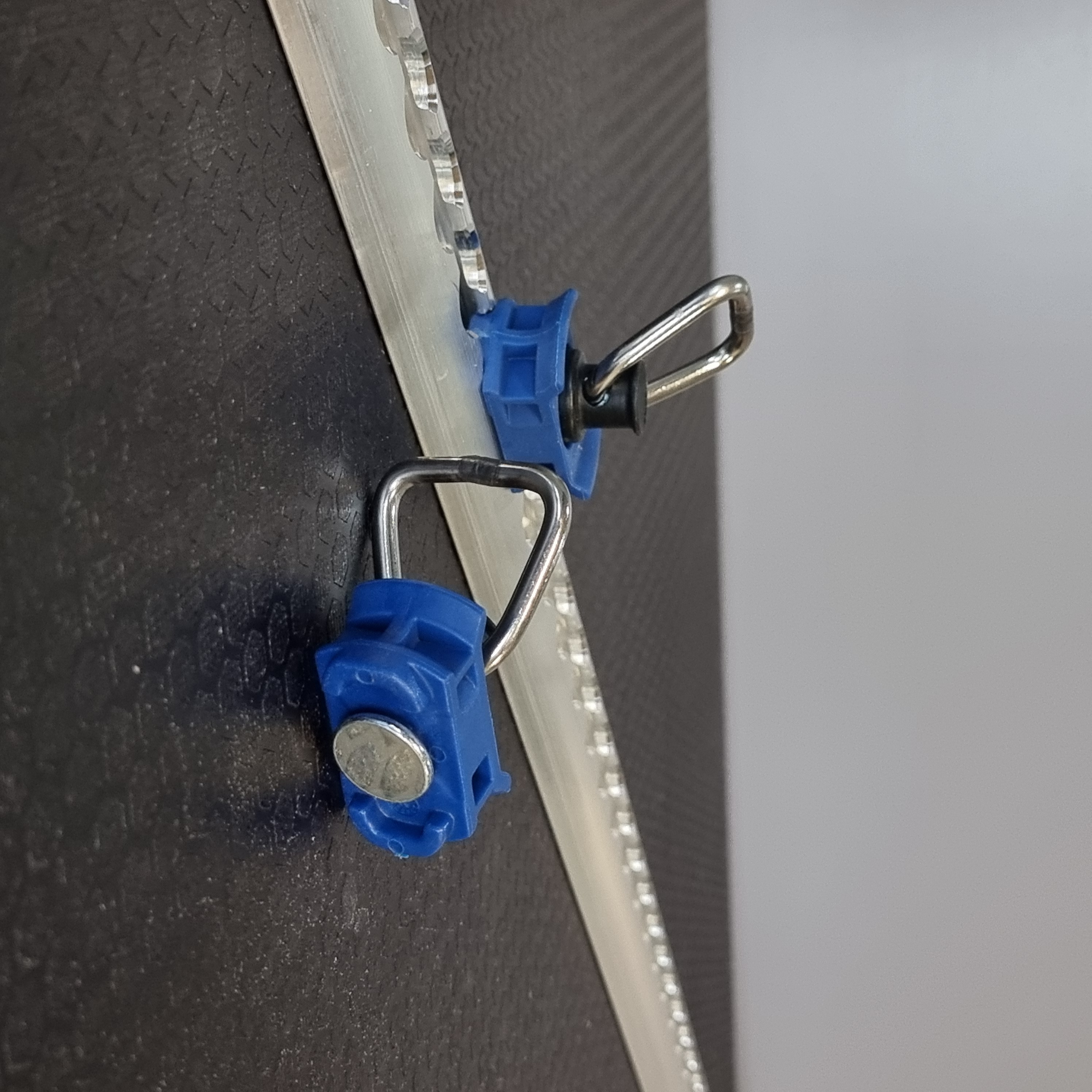 Airline juostai skirtas tvirtinimo taškas, dengtas plastiku