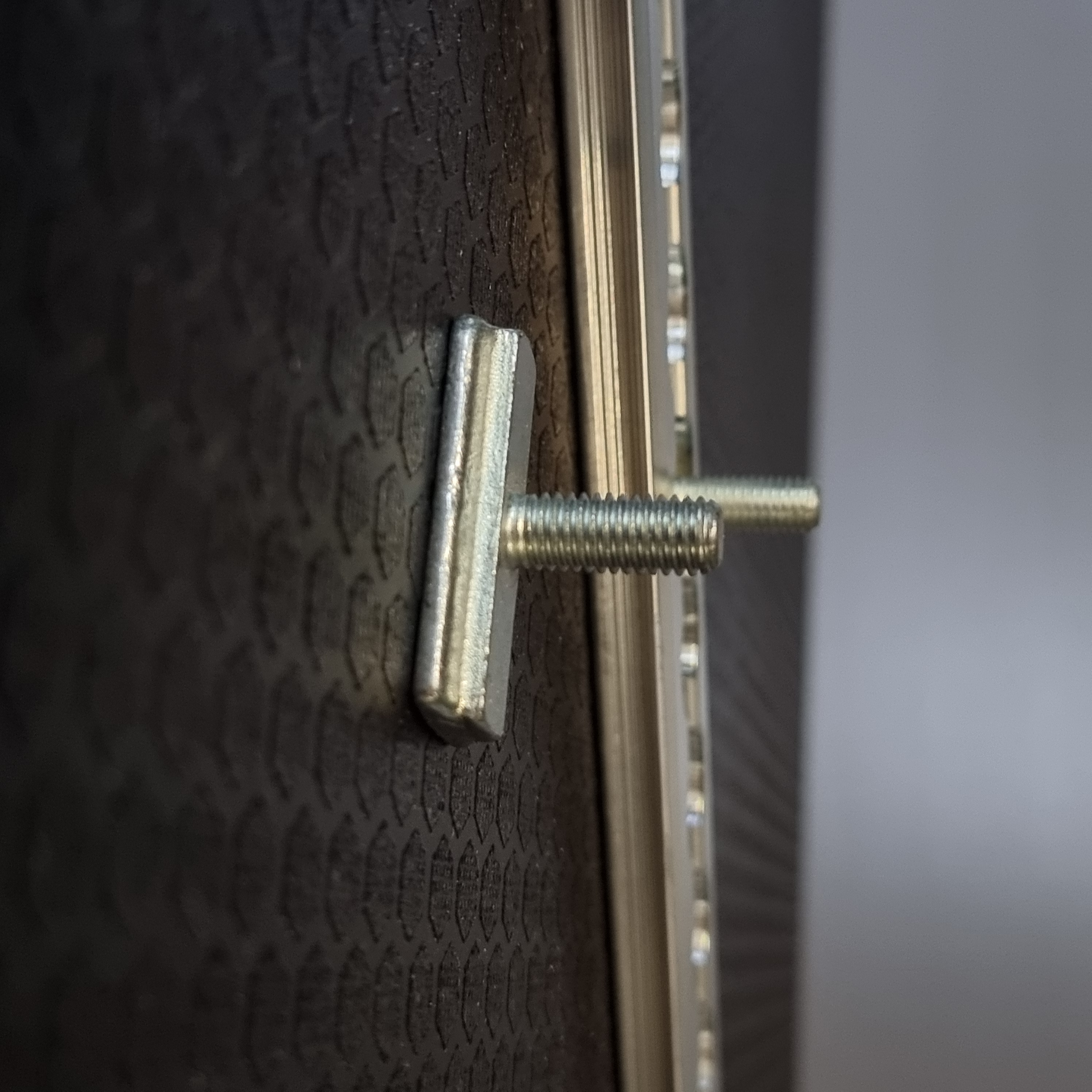 M8 arba M10 varžtas įstatomas į Airline juostą 