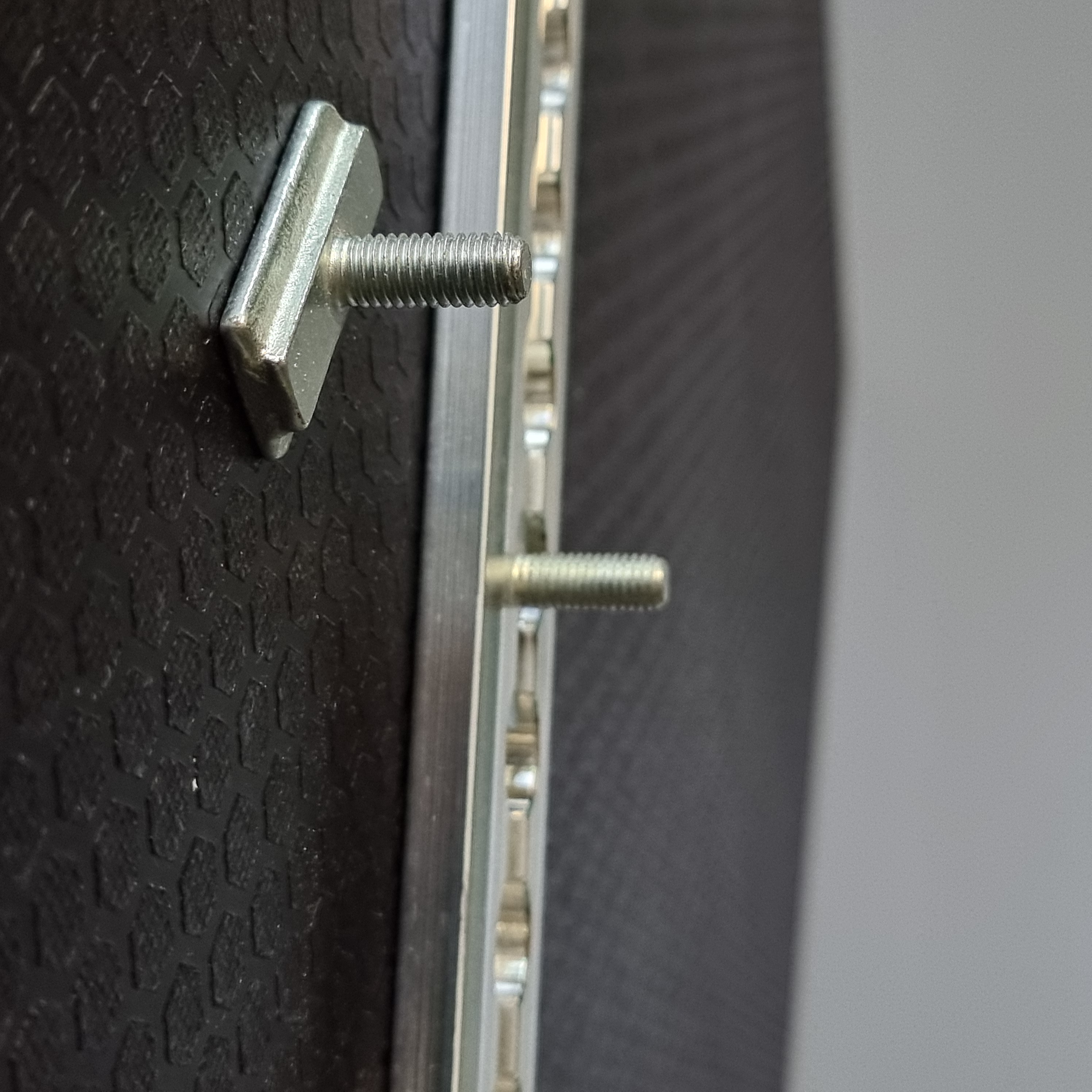 M8 arba M10 varžtas įstatomas į Airline juostą 