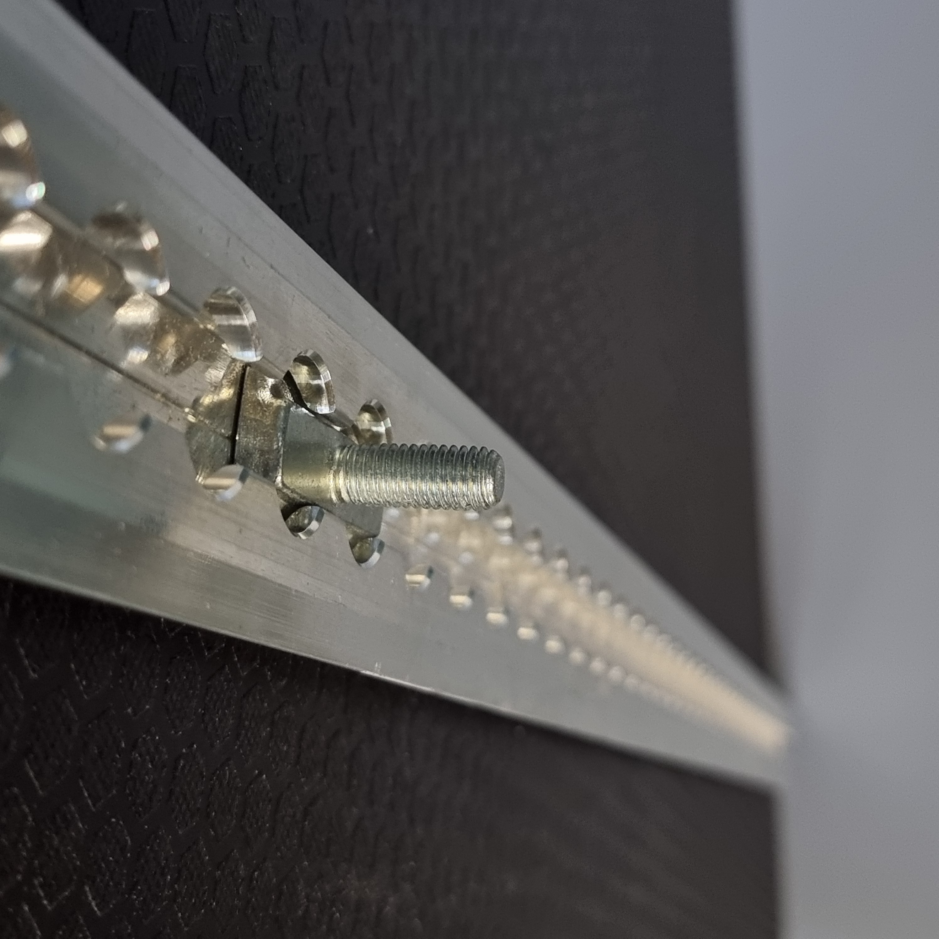 M8 arba M10 varžtas įstatomas į Airline juostą 