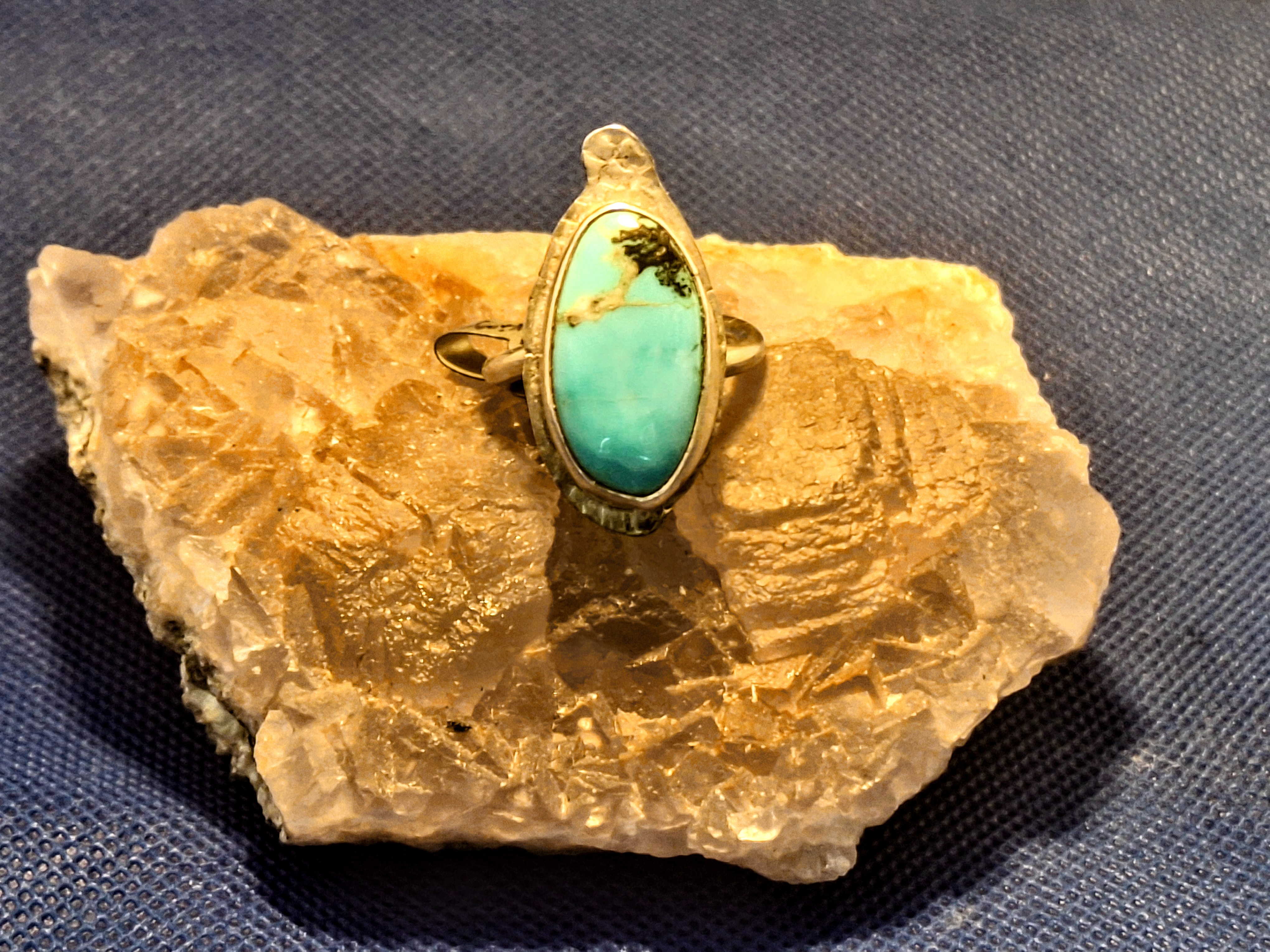 Size 8.15 "Unicorn Crest" Kingman Turquoise (1" x 0.5" Cab) in .925 Sterling Silver Ring with single round 12-gauge wire ring shank