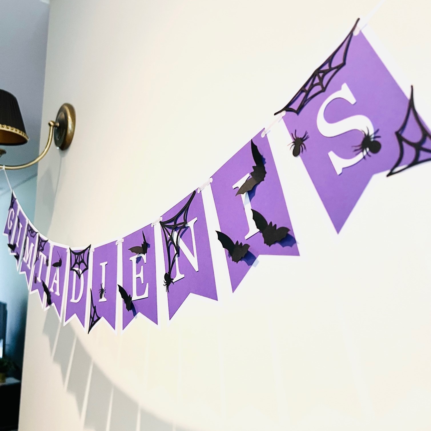 Popierinė girlianda su vorais ir šikšnosparniais