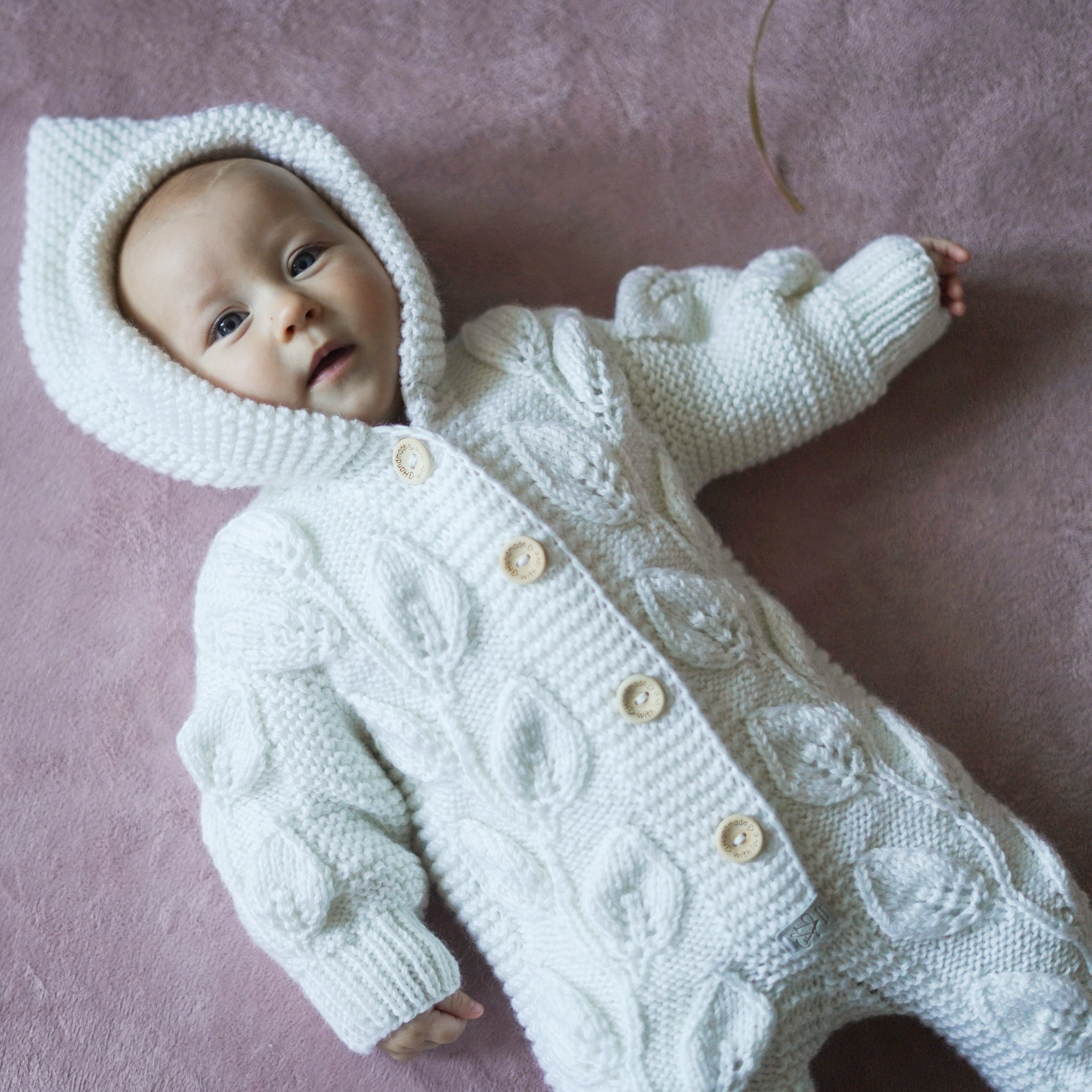 Megztas kombinezonas kūdikiui "Lapeliai"