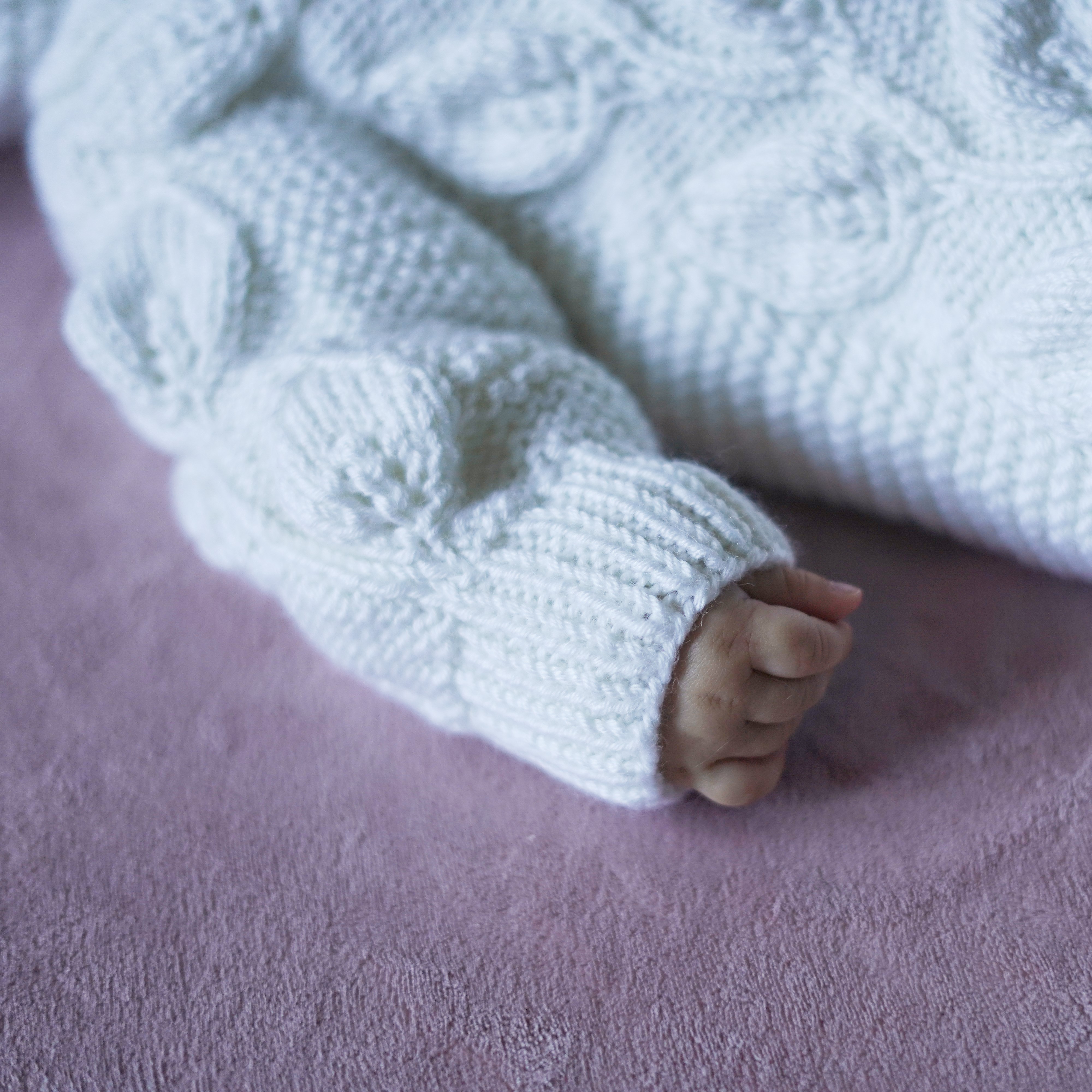 Megztas kombinezonas kūdikiui "Lapeliai"