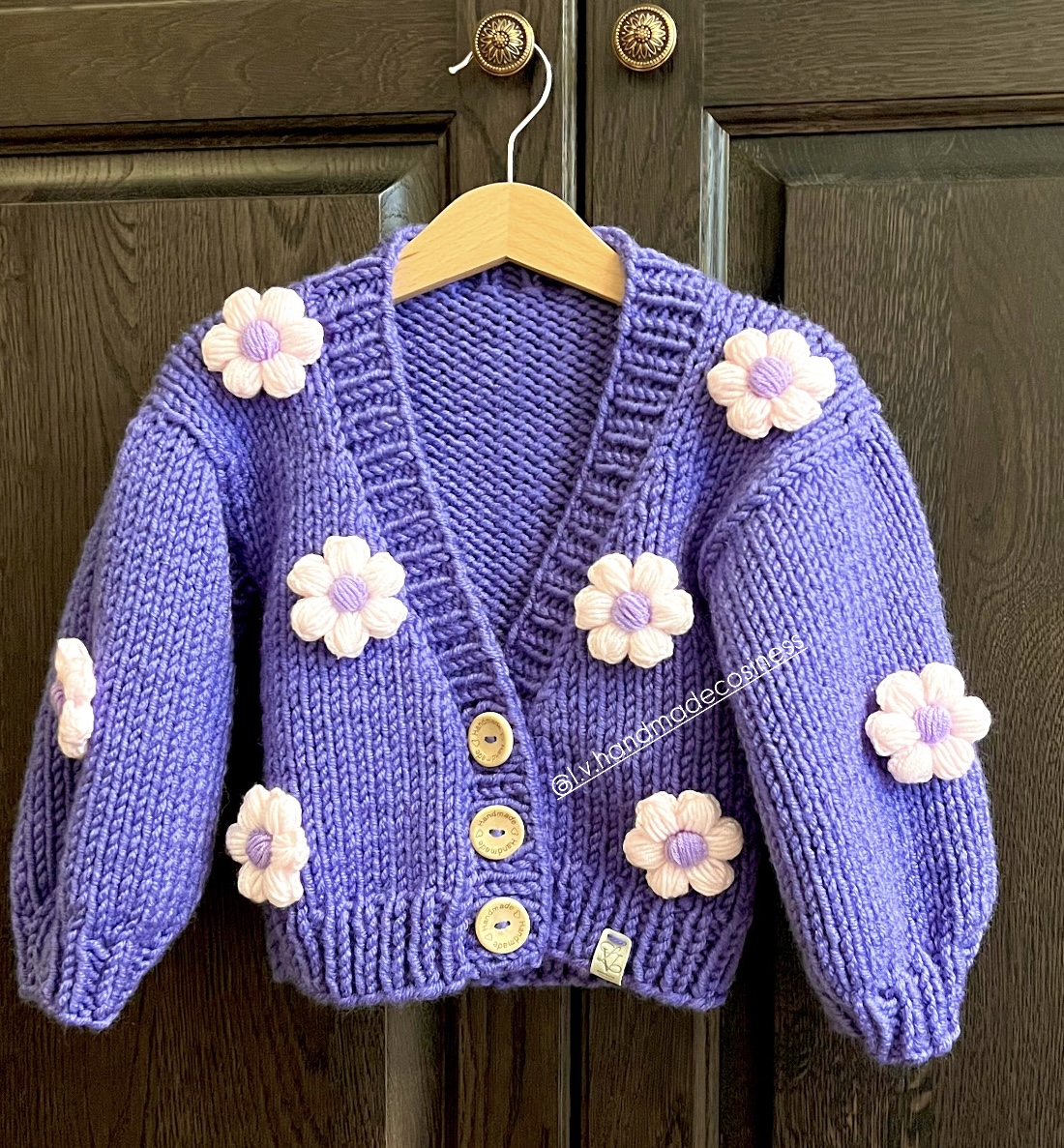 Megztinis su gėlytėmis